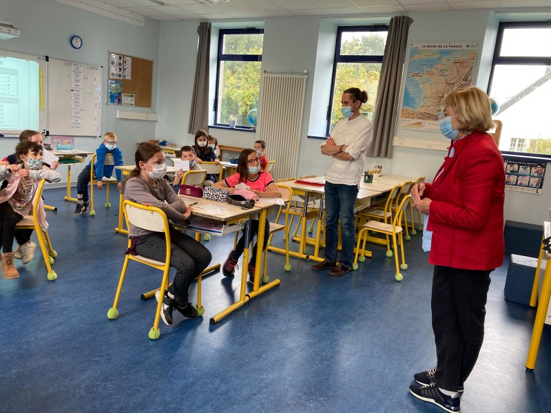 Mme la sénatrice devant une classe de CM1 et CM2 dans une salle de cours