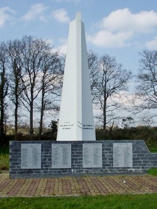 Le monuments des combats de La Pie, tour blanche surmontant les plaques commémoratives 