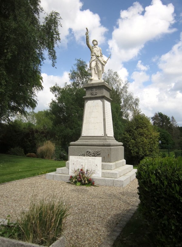 Le monument aux morts de Paule, statue blanche d'un soldat qui surmonte les plaques commémoratives
