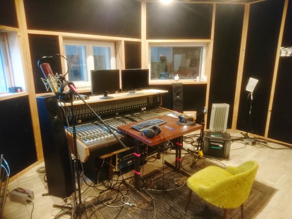 Espace studio avec micro et console de gestion