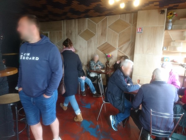 Salle contenant quelques tables