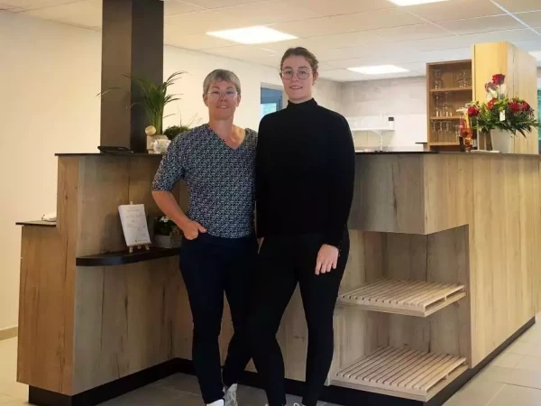 Les 2 Gérantes de la Pizzeria, Emilie Le Guennec et Anne-Françoise Le Guennec devant leur comptoir