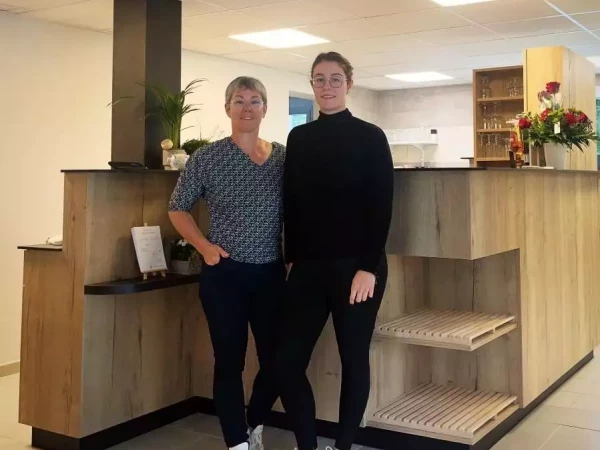 Les 2 Gérantes de la Pizzeria, Emilie Le Guennec et Anne-Françoise Le Guennec devant leur comptoir