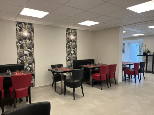 Tables de la pizzeria, thème noir et rouge