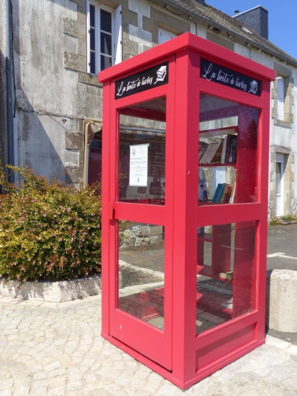 La boite à livres, cabine téléphonique rouge avec des livres devant la Mairie