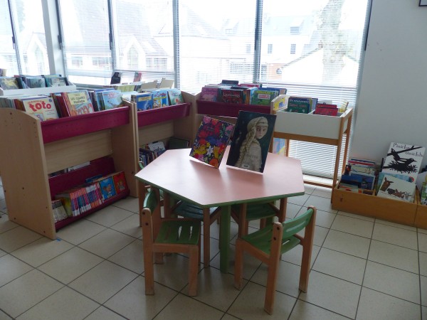 Il y a un coin enfant avec une petite table pour 4 et notamment des BD